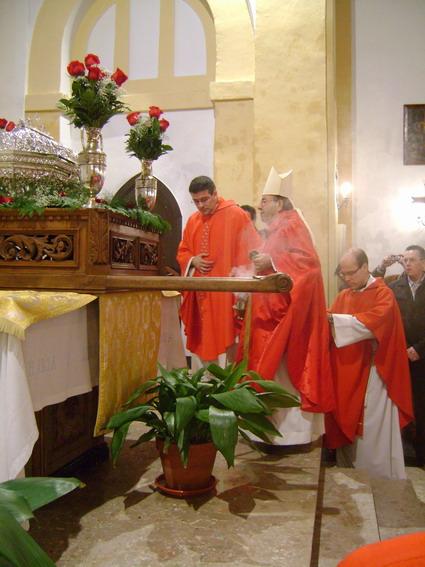 006.JPG - Presidió la Santa Misa el Sr. Obispo auxiliar, don Carmelo Borobia. En la imagen incensado los restos del Beato Agrícola Rodríguez.