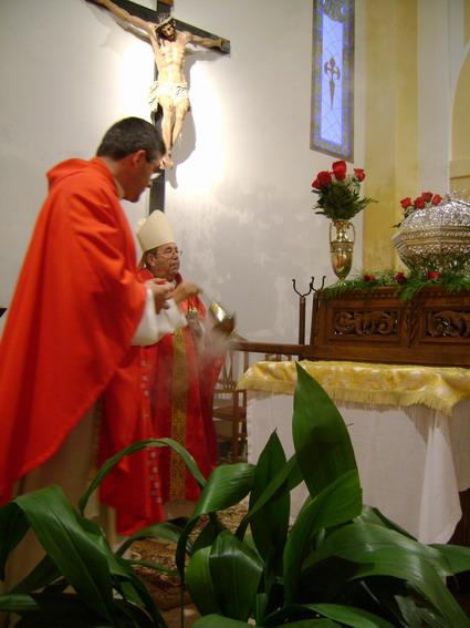 008.JPG - El Postulador para las Causas de los mártires de la provincia eclesiástica de Toledo y Ávila, junto  al Sr. Obispo.