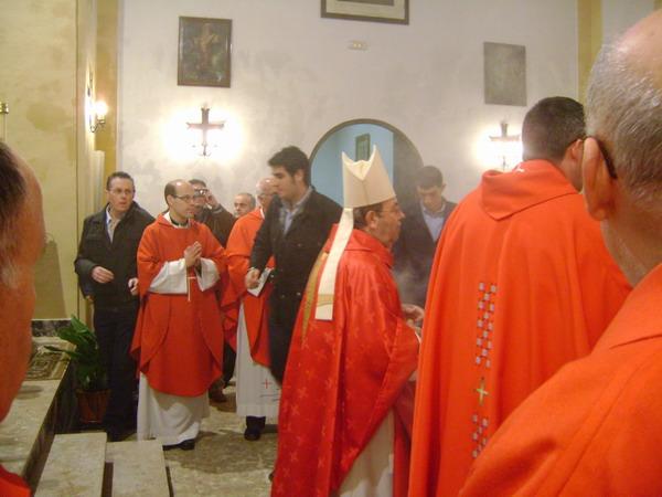 010.JPG - Los sacerdotes se disponen a colocarse en las filas. De frente, uno de los vicarios parroquiales, don Santiago Conde.