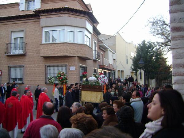 014.JPG - Por la calle Convento transcurre la procesión.