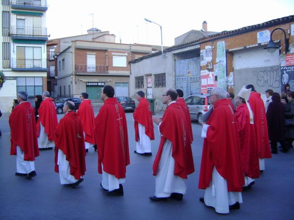 020.JPG - La procesión se dirige hacia la Parroquia por una de las últimas calles. Los sacerdotes detrás de las reliquias del Beato Agrícola Rodríguez el paso procesional.