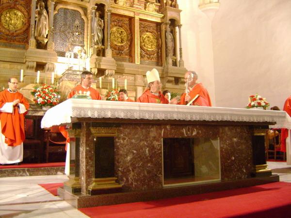 029.JPG - El Señor Obispo auxiliar, antes de iniciar la Santa Misa, se dispone a incensar el altar y las reliquias del párroco mártir.