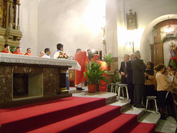 031.JPG - Don Pedro Hernández de los Ríos, vicario parroquial, incensando el Evangeliario.