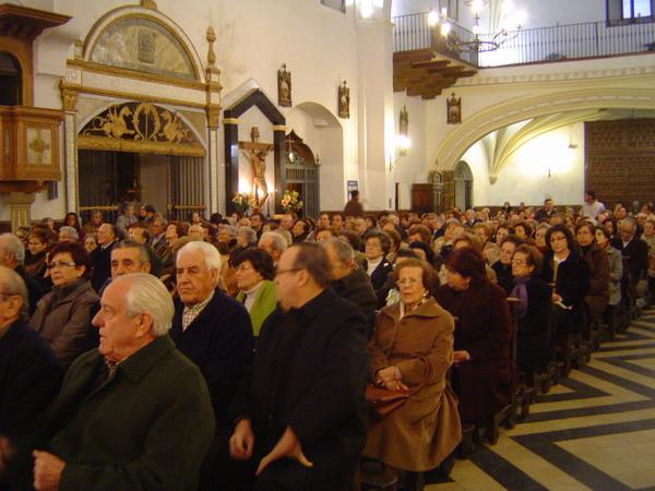 034.JPG - Los feligreses de Mora llenaron su parroquia.