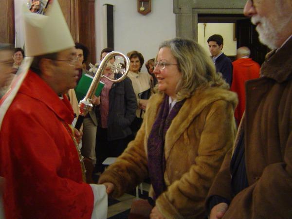 043.JPG - El Señor Obispo saluda a los familiares del Beato Agrícola que asistieron a la celebración.