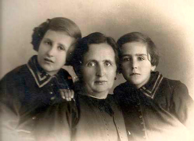 Amparo López-Oliva, con sus hijas