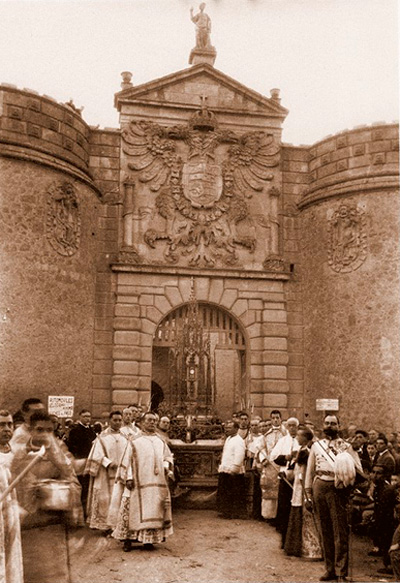 Custodia de Arfe en Puerta de Bisagra de Toledo el día 24 de octubre de 1926 en la clausura del III congreso Eucarístico Nacional