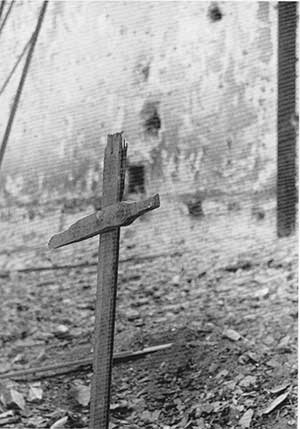 Cruz en las cercanías del Alcázar de Toledo, septiembre de 1936
