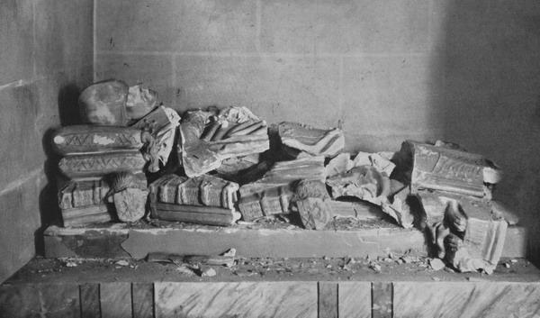 001.jpg - Sepulcro de D. Pedro Vázquez, profanado y destrozado.Iglesia de Aracena (Huelva).