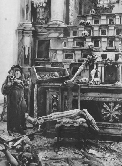060.jpg - Interior de la iglesia de San Miguel de Toledo; antes de ser destruido, los cuerpos de las tumbas fueron profanados.



